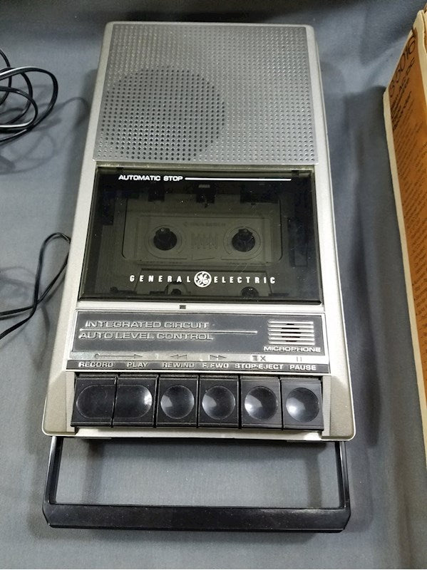 GE General Electric Slim AC/DC Casseette Tape Recorder - Model 3-5016